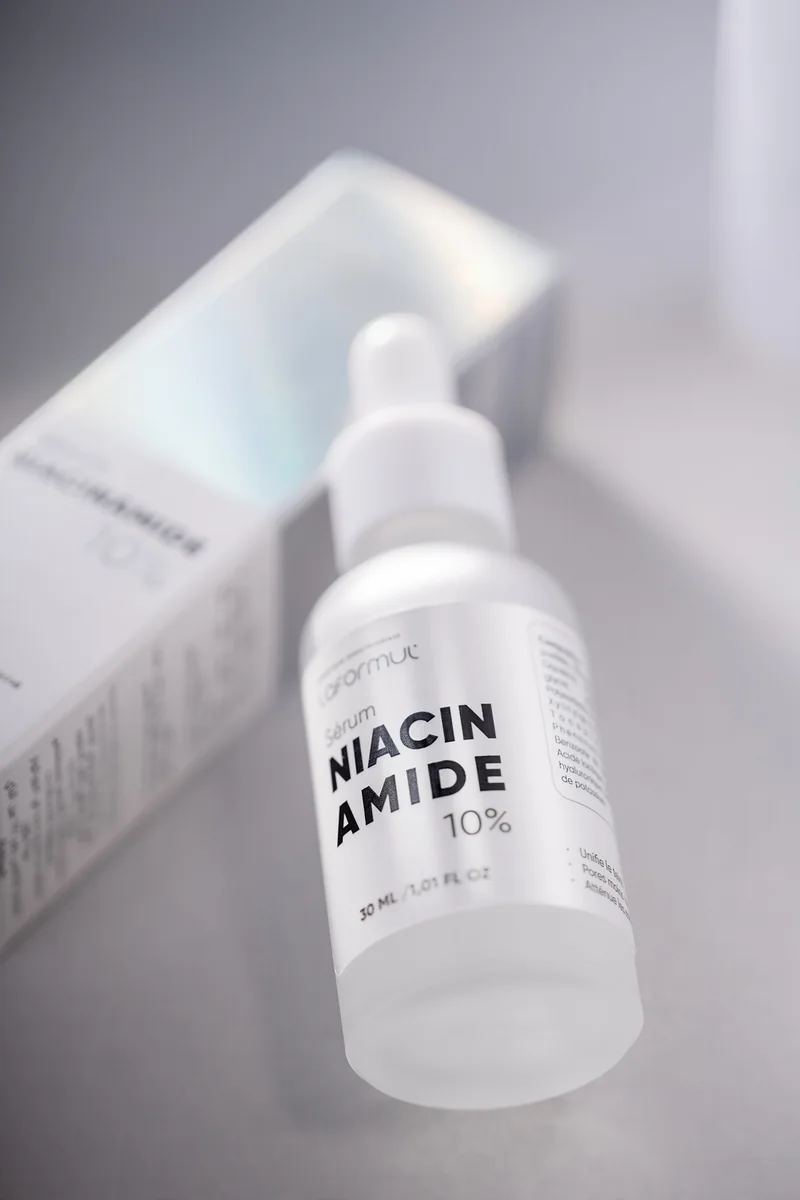 The Laformul Sérum Niacinamide 10% bottle lying in front of its carton